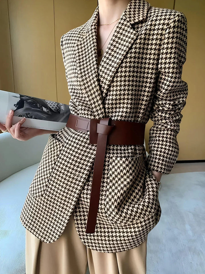 Blazer femme à motif pied-de-poule avec ceinture, coupe élégante et fente pour l'automne