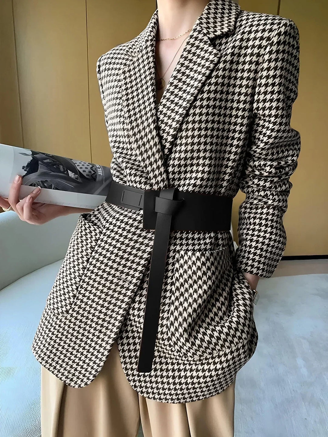 Blazer femme à motif pied-de-poule avec ceinture, coupe élégante et fente pour l'automne