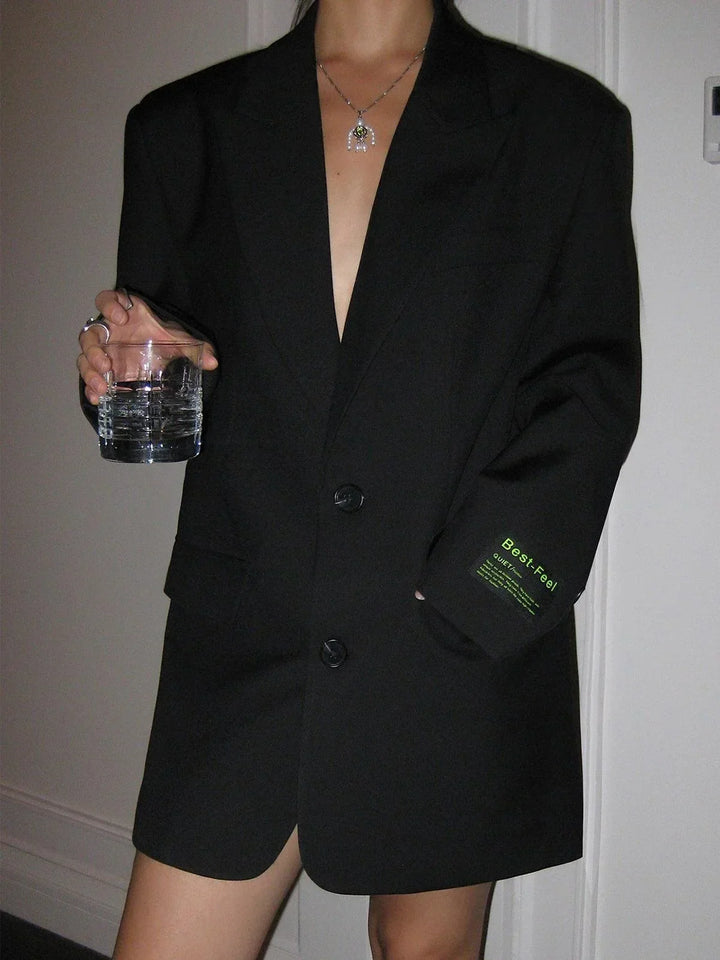 Veste femme en velours ajustée pour l'automne, avec une fermeture élégante à bouton unique.