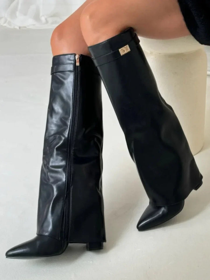 Bottines femme en daim ornées de détails métallisés, élégantes et confortables pour l’automne