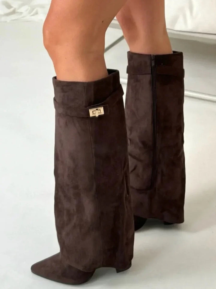 Bottines femme en daim ornées de détails métallisés, élégantes et confortables pour l’automne
