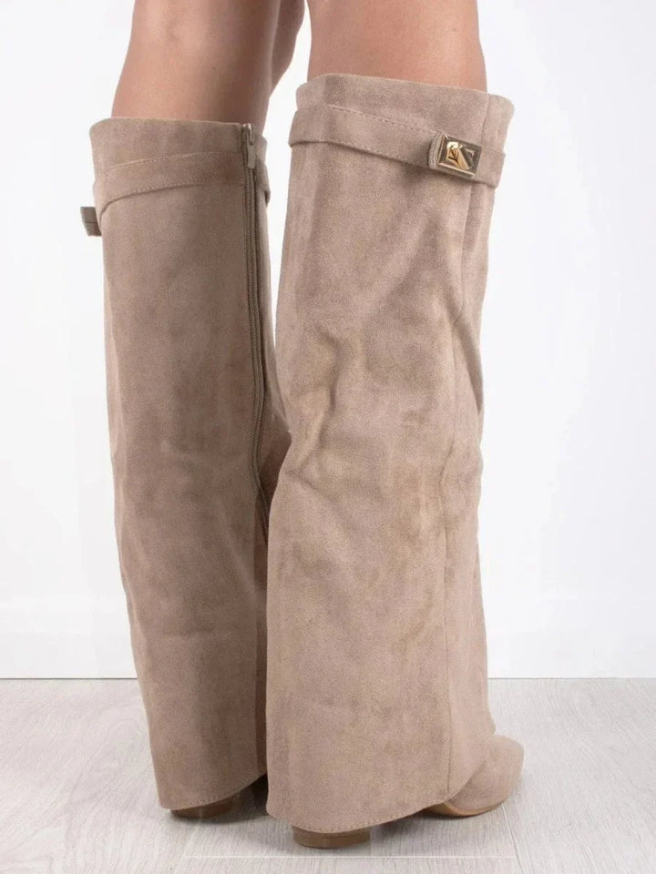 Bottines femme en daim ornées de détails métallisés, élégantes et confortables pour l’automne