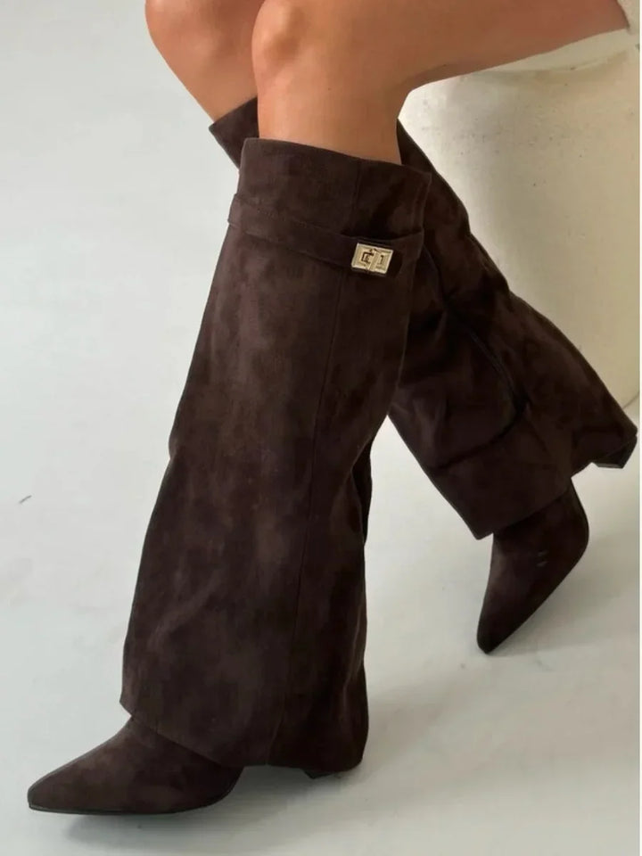 Bottines femme en daim ornées de détails métallisés, élégantes et confortables pour l’automne