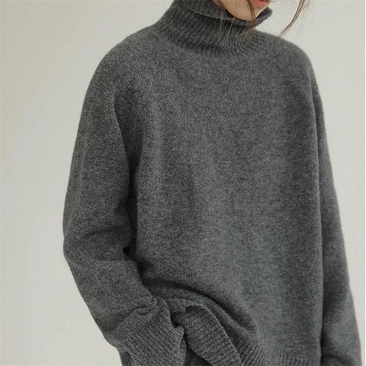 Women’s loose-fit cashmere turtleneck sweater in soft knit for autumn