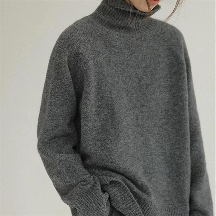 Women’s loose-fit cashmere turtleneck sweater in soft knit for autumn