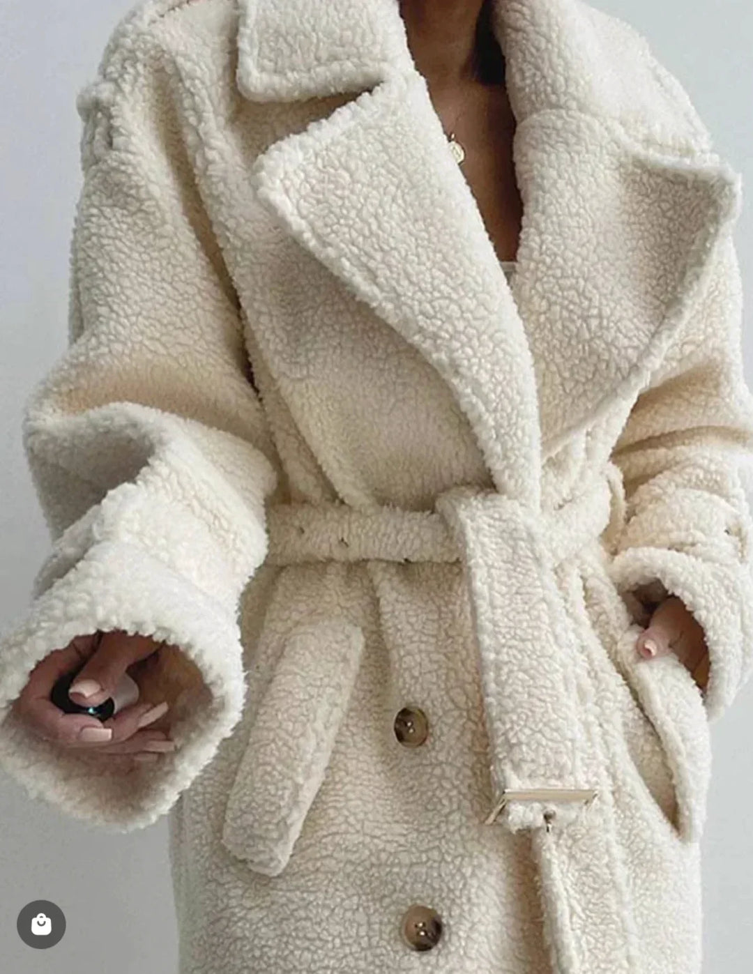 Manteau court pour femme à manches longues avec une allure raffinée