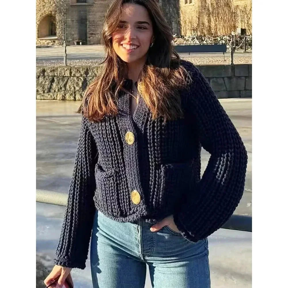Cardigan femme en maille à fermeture boutonnée, coupe fluide et élégante pour l’automne