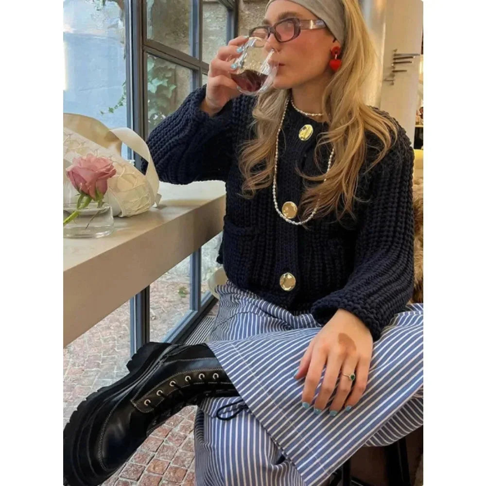 Cardigan femme en maille à fermeture boutonnée, coupe fluide et élégante pour l’automne