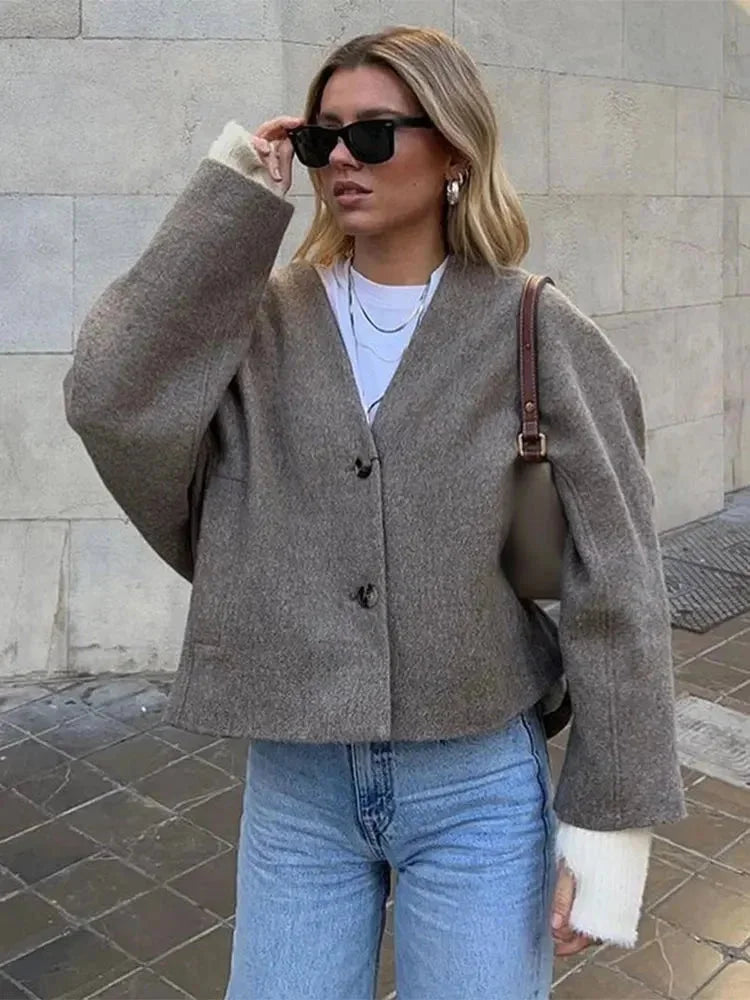 Casual women’s cotton-knit vest with a button closure, ideal for autumn