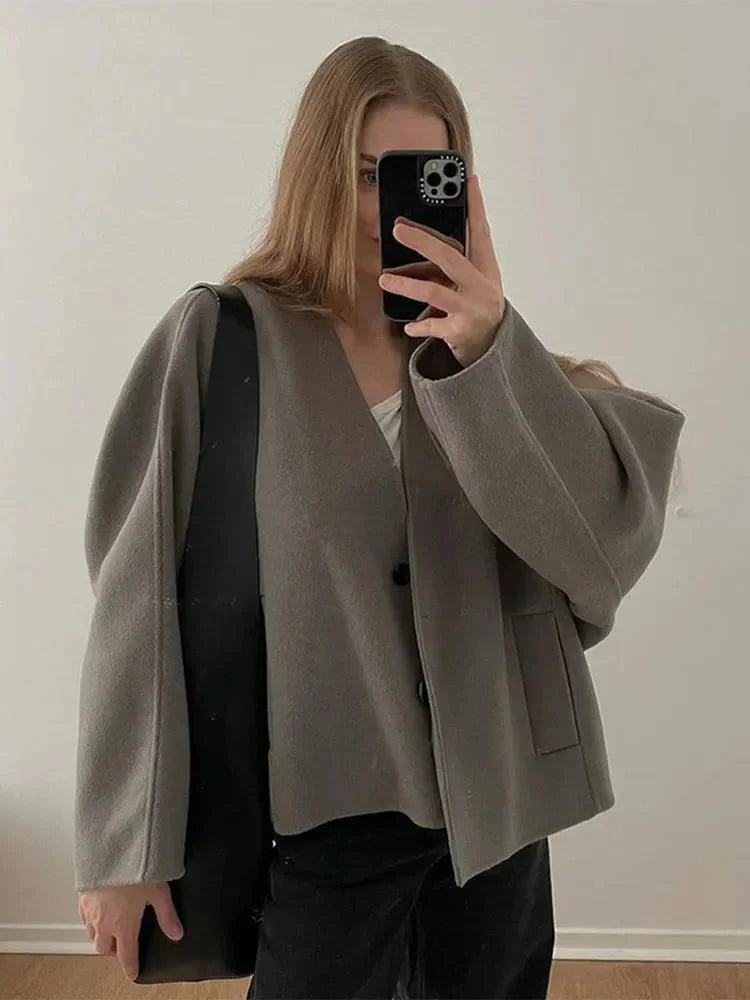 Casual women’s cotton-knit vest with a button closure, ideal for autumn