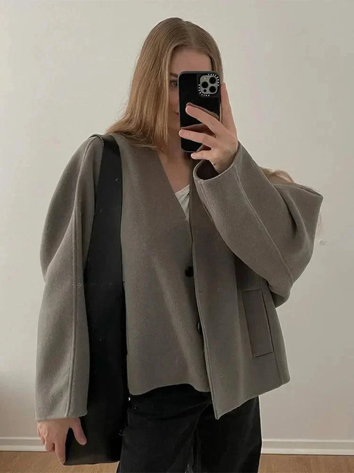 Casual women’s cotton-knit vest with a button closure, ideal for autumn