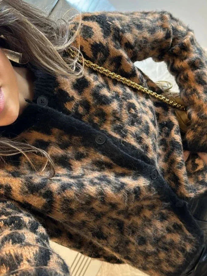 Women’s long-sleeve knitted vest with an animal print for autumn