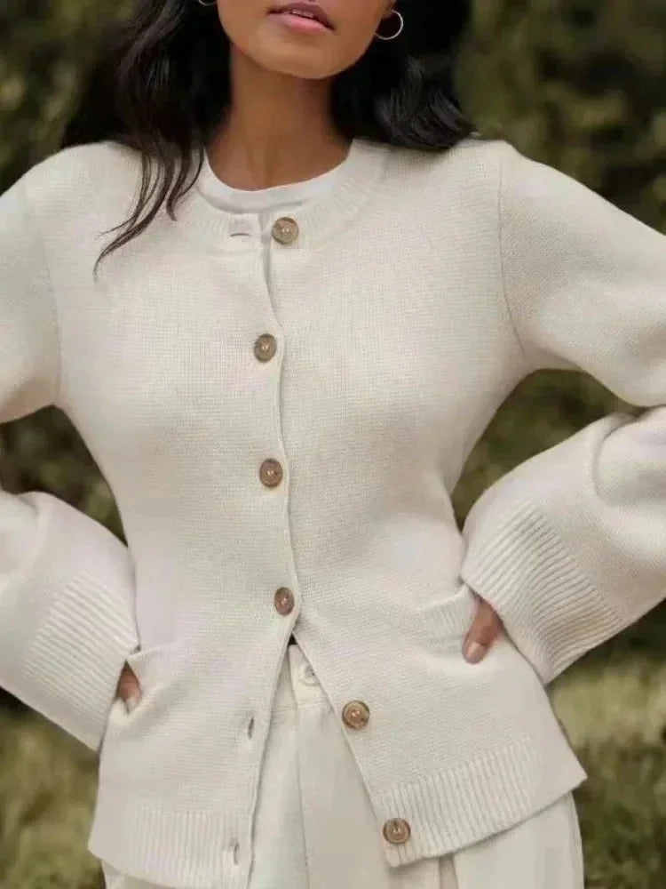 Cardigan femme en maille à boutons raffinés, style moderne et élégant pour l’automne