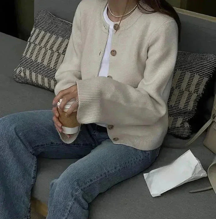 Cardigan femme en maille à boutons raffinés, style moderne et élégant pour l’automne