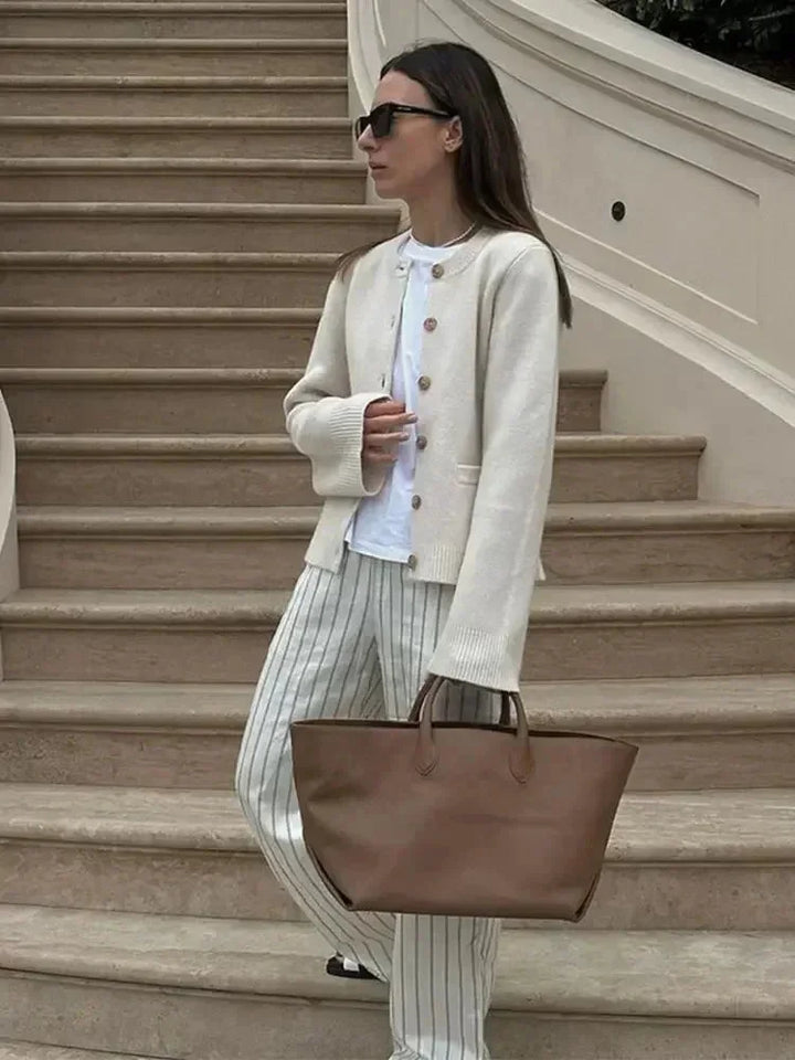 Cardigan femme en maille à boutons raffinés, style moderne et élégant pour l’automne