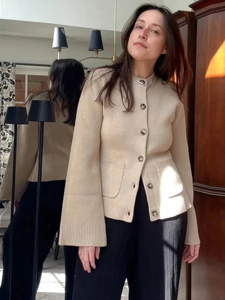 Cardigan femme en maille à boutons raffinés, style moderne et élégant pour l’automne