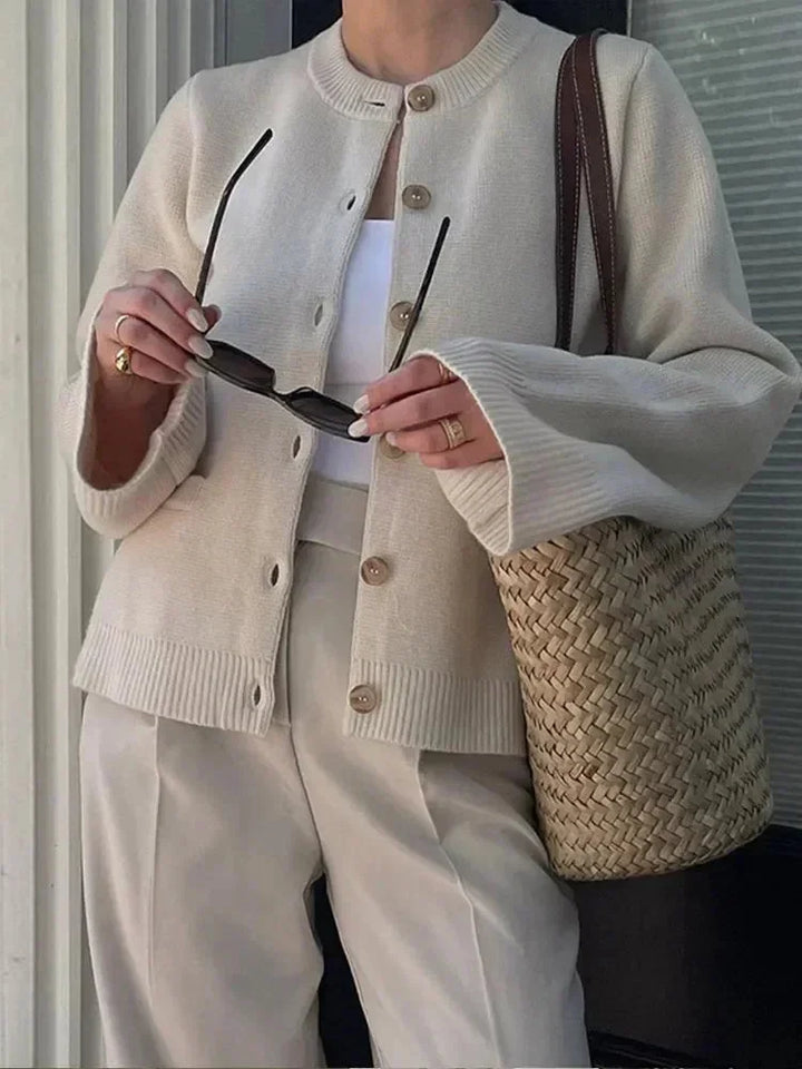 Cardigan femme en maille à boutons raffinés, style moderne et élégant pour l’automne