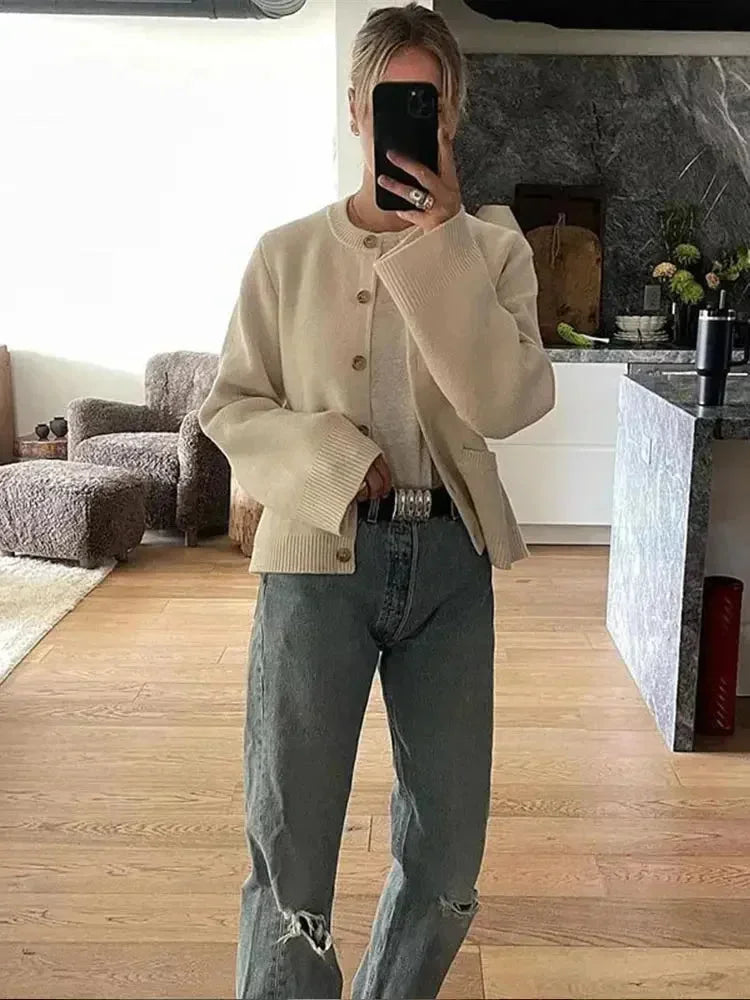 Cardigan femme en maille à boutons raffinés, style moderne et élégant pour l’automne
