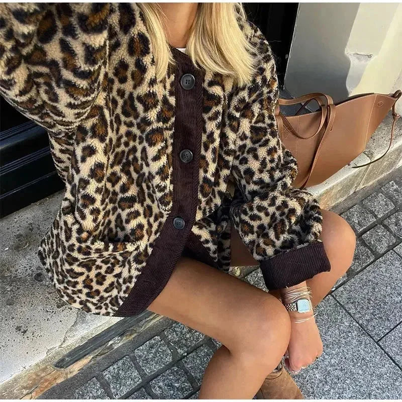 Women’s animal-print knit cardigan with buttons, an elegant and trendy style for autumn