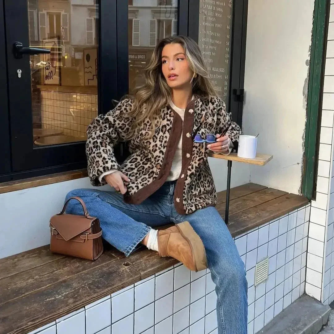 Women’s animal-print knit cardigan with buttons, an elegant and trendy style for autumn