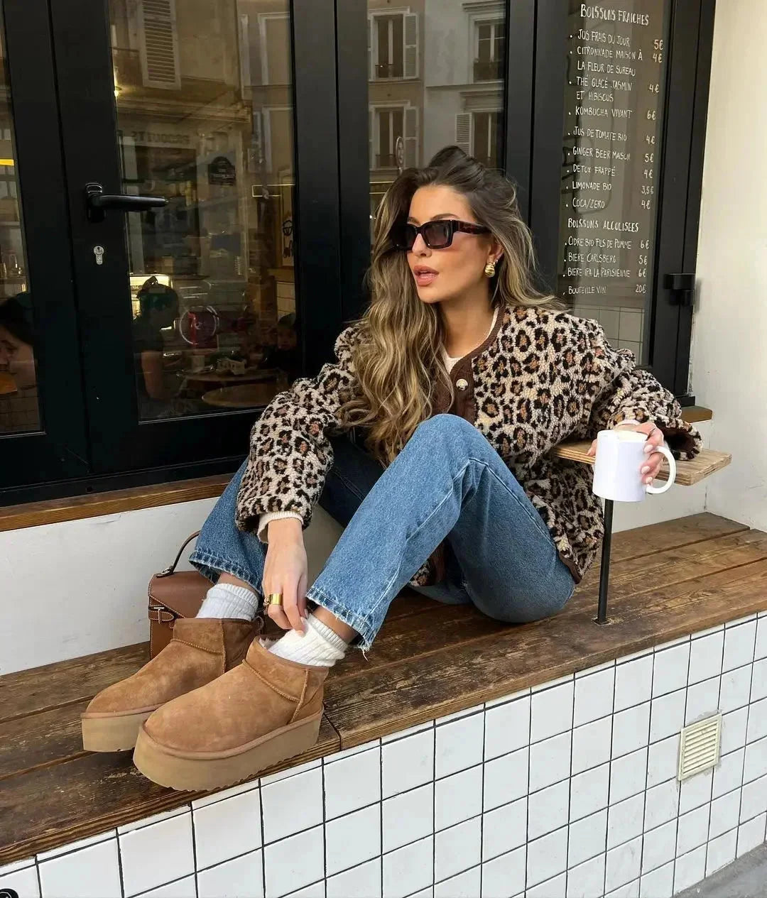Women’s animal-print knit cardigan with buttons, an elegant and trendy style for autumn