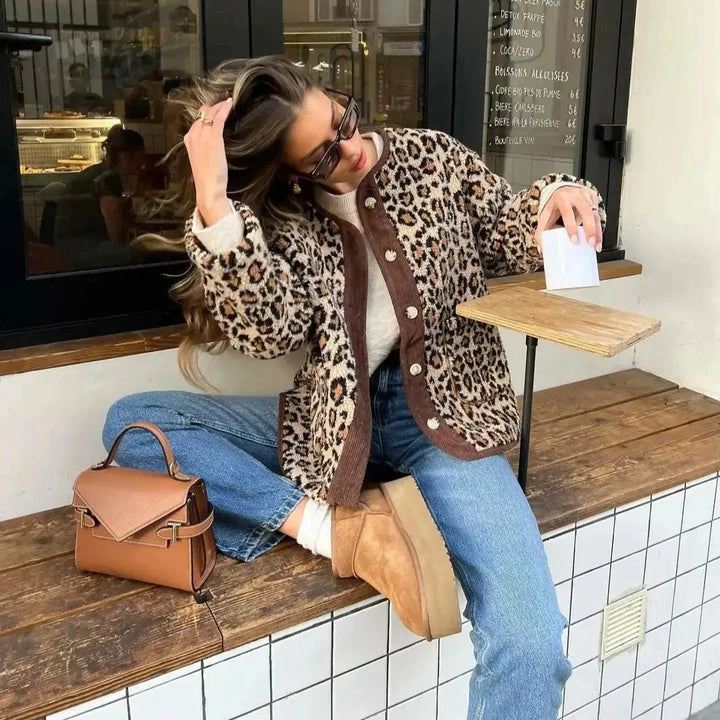 Women’s animal-print knit cardigan with buttons, an elegant and trendy style for autumn
