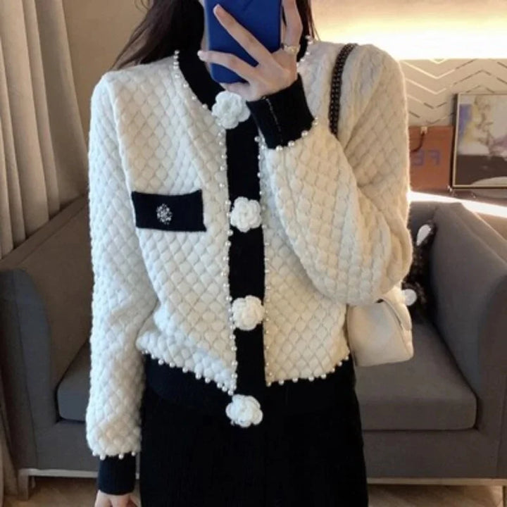 Women’s knitted cardigan adorned with pearls, with a refined and elegant fit for autumn