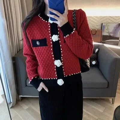 Women’s knitted cardigan adorned with pearls, with a refined and elegant fit for autumn