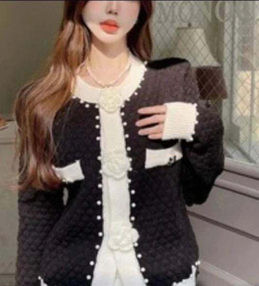 Women’s knitted cardigan adorned with pearls, with a refined and elegant fit for autumn