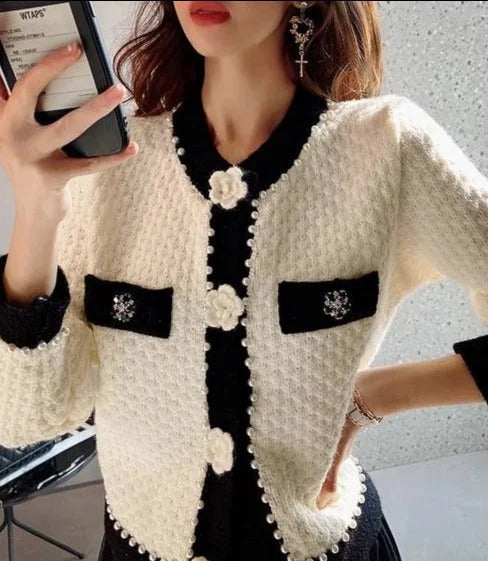 Women’s knitted cardigan adorned with pearls, with a refined and elegant fit for autumn