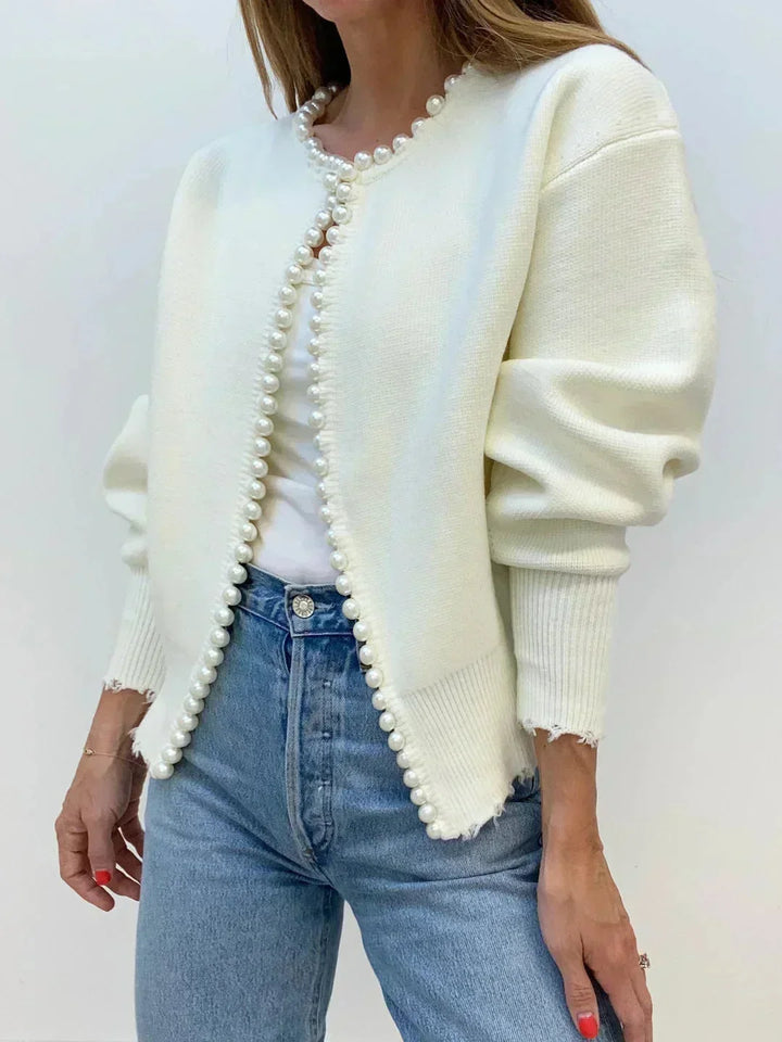 Cardigan femme en maille orné de perles, modèle chic et élégant pour l’automne