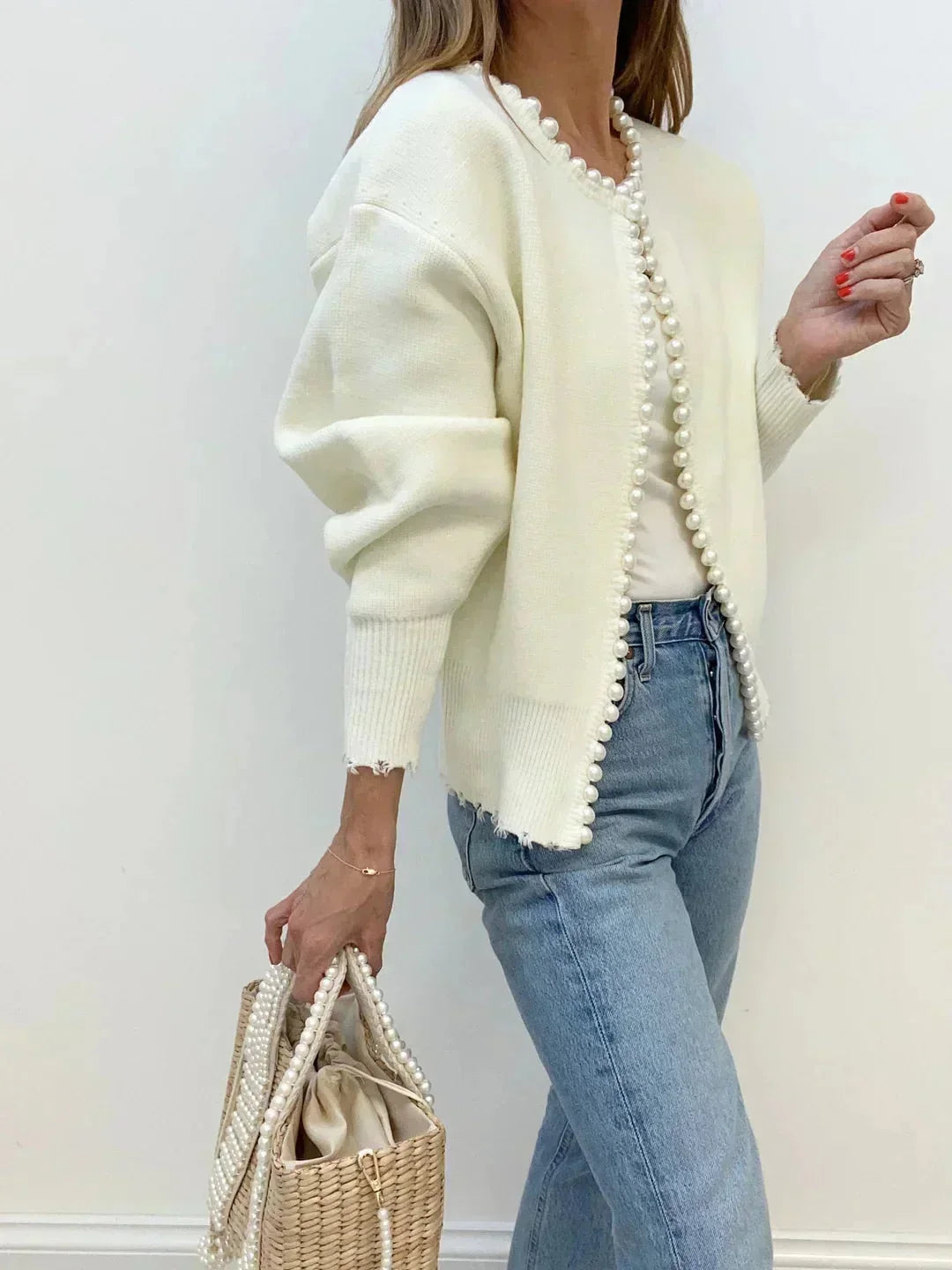 Cardigan femme en maille orné de perles, modèle chic et élégant pour l’automne