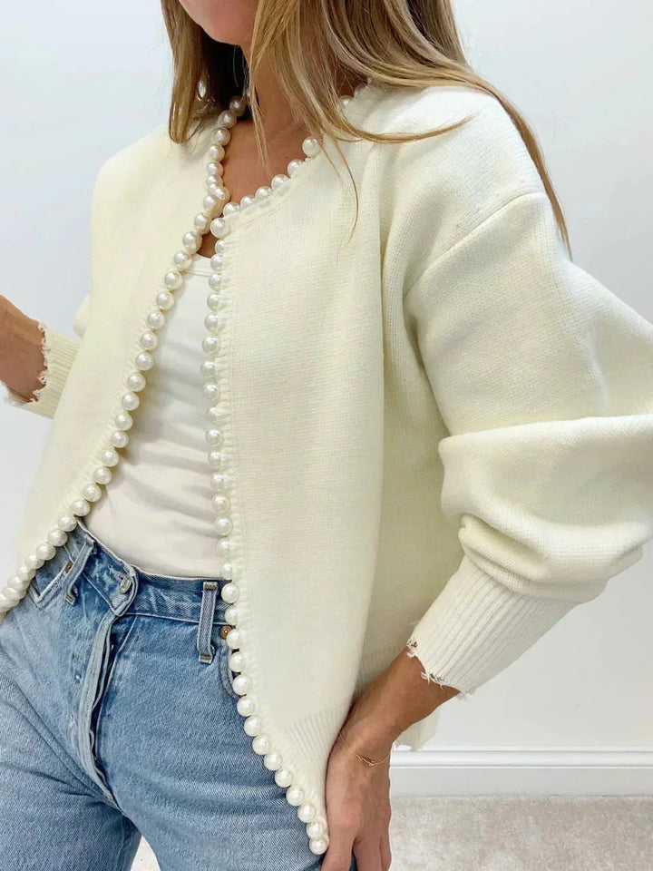 Cardigan femme en maille orné de perles, modèle chic et élégant pour l’automne