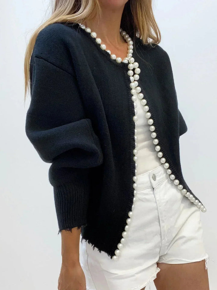 Cardigan femme en maille orné de perles, modèle chic et élégant pour l’automne