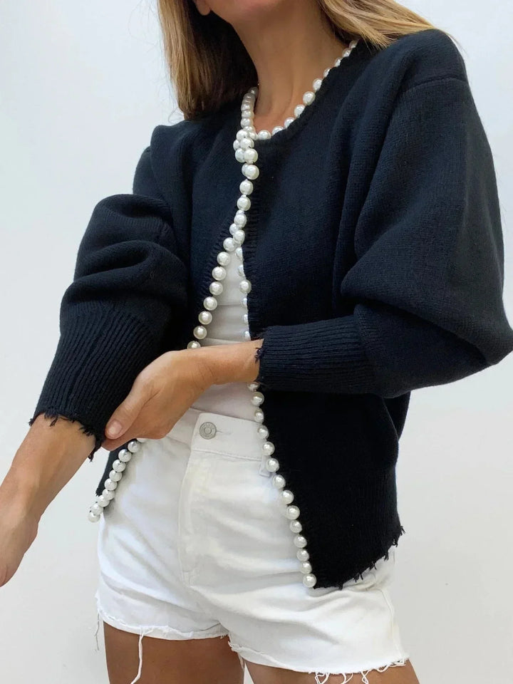 Cardigan femme en maille orné de perles, modèle chic et élégant pour l’automne