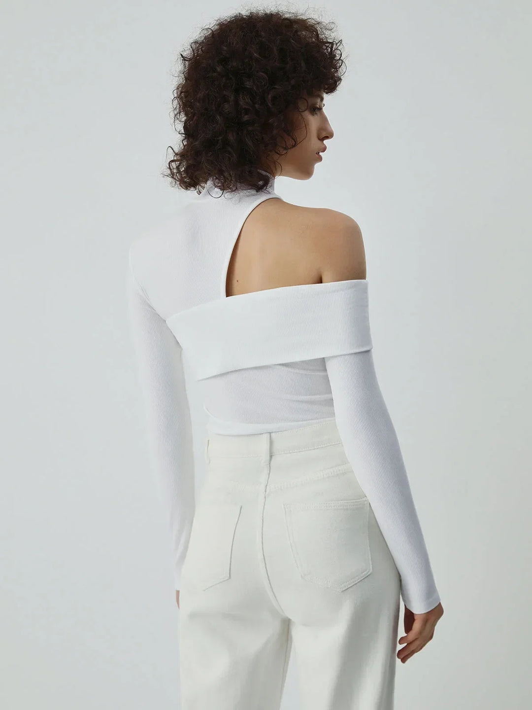 Blouse femme en coton à col montant avec coupe asymétrique et détail ajouré pour l’automne