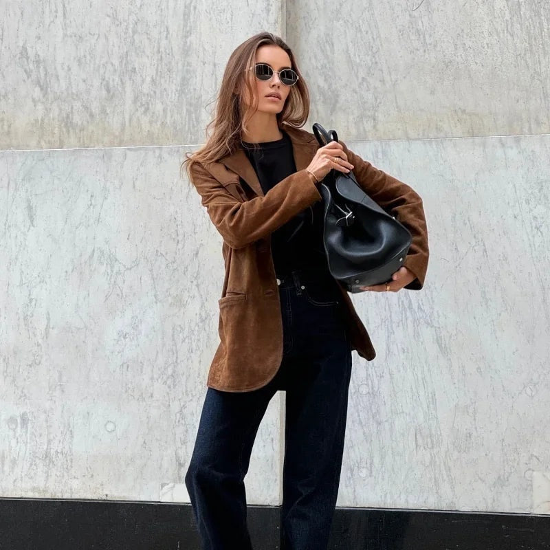 Short suede jacket for women with lapels, ideal for the autumn transitional season
