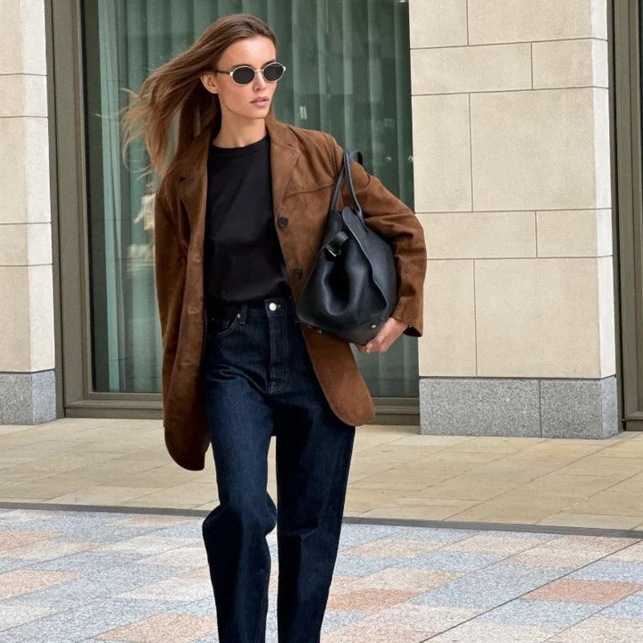 Short suede jacket for women with lapels, ideal for the autumn transitional season