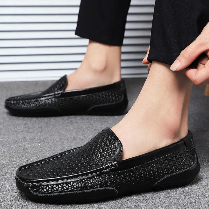https://cdn.shopify.com/s/files/1/0998/9200/3147/files/mens-leather-loafers-damiano-black-1-6-state_of_style-5.jpg?v=1766842366