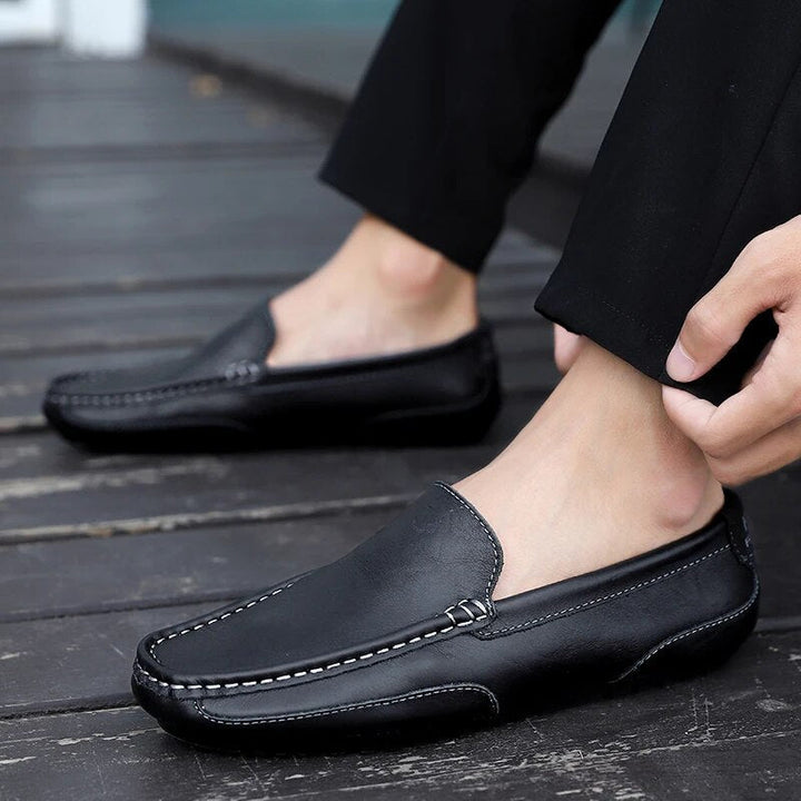 https://cdn.shopify.com/s/files/1/0998/9200/3147/files/mens-leather-loafers-damiano-black-2-6-state_of_style-24.jpg?v=1766842361