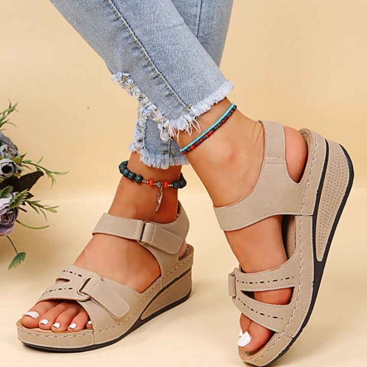 https://cdn.shopify.com/s/files/1/0998/9200/3147/files/odette-orthopedic-sandals-ultimate-comfort-for-long-walks-black-5-state_of_style-6.jpg?v=1766840317