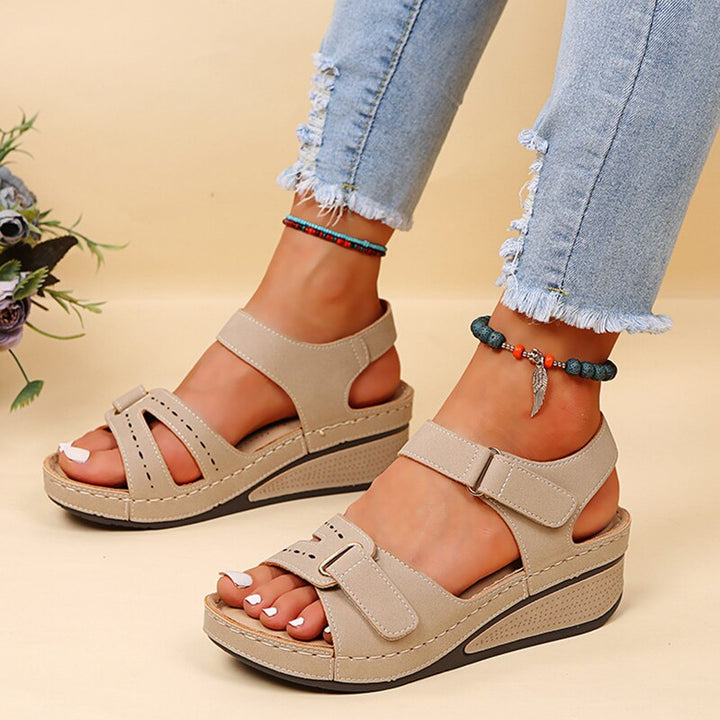 https://cdn.shopify.com/s/files/1/0998/9200/3147/files/odette-orthopedic-sandals-ultimate-comfort-for-long-walks-black-5-state_of_style-7.jpg?v=1766840317