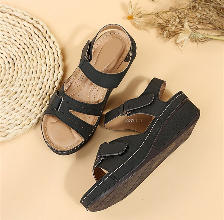 https://cdn.shopify.com/s/files/1/0998/9200/3147/files/odette-orthopedic-sandals-ultimate-comfort-for-long-walks-black-5-state_of_style-9.png?v=1766840318