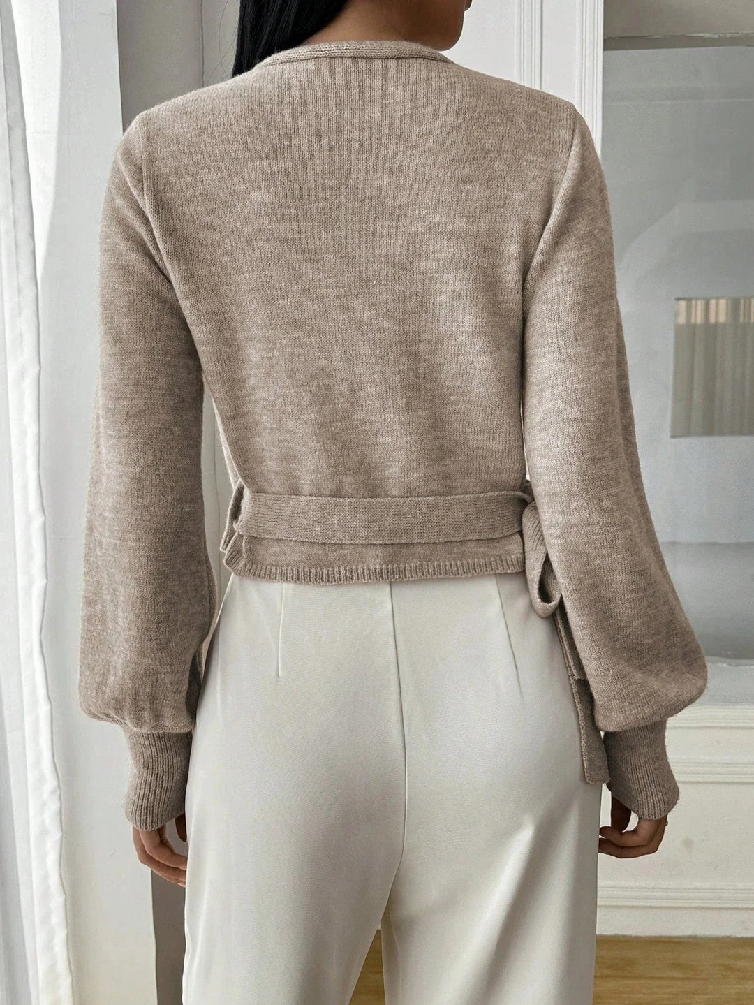 Pull femme en maille avec ceinture à nouer, coupe enveloppante et style décontracté pour l’automne