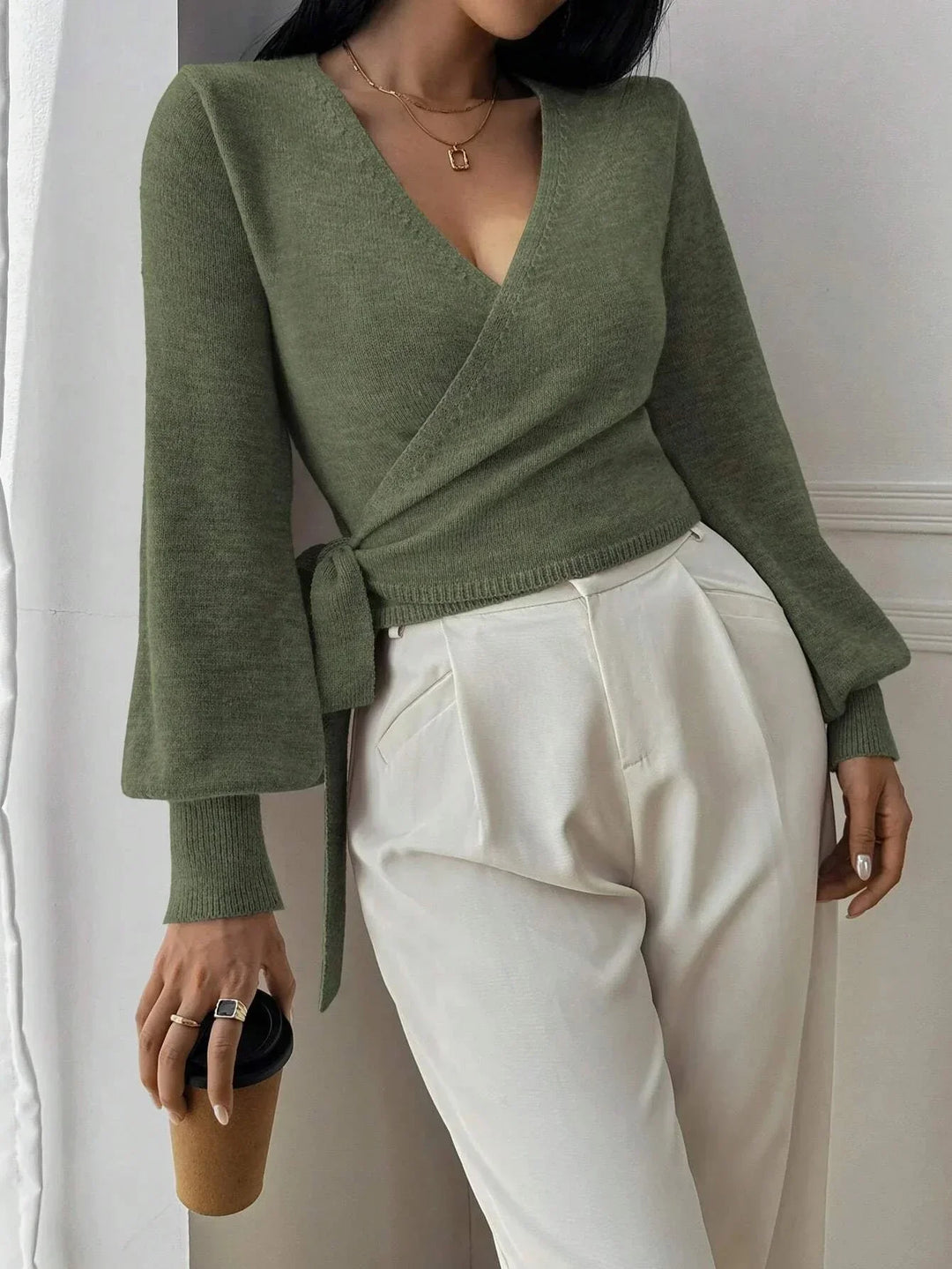 Pull femme en maille avec ceinture à nouer, coupe enveloppante et style décontracté pour l’automne