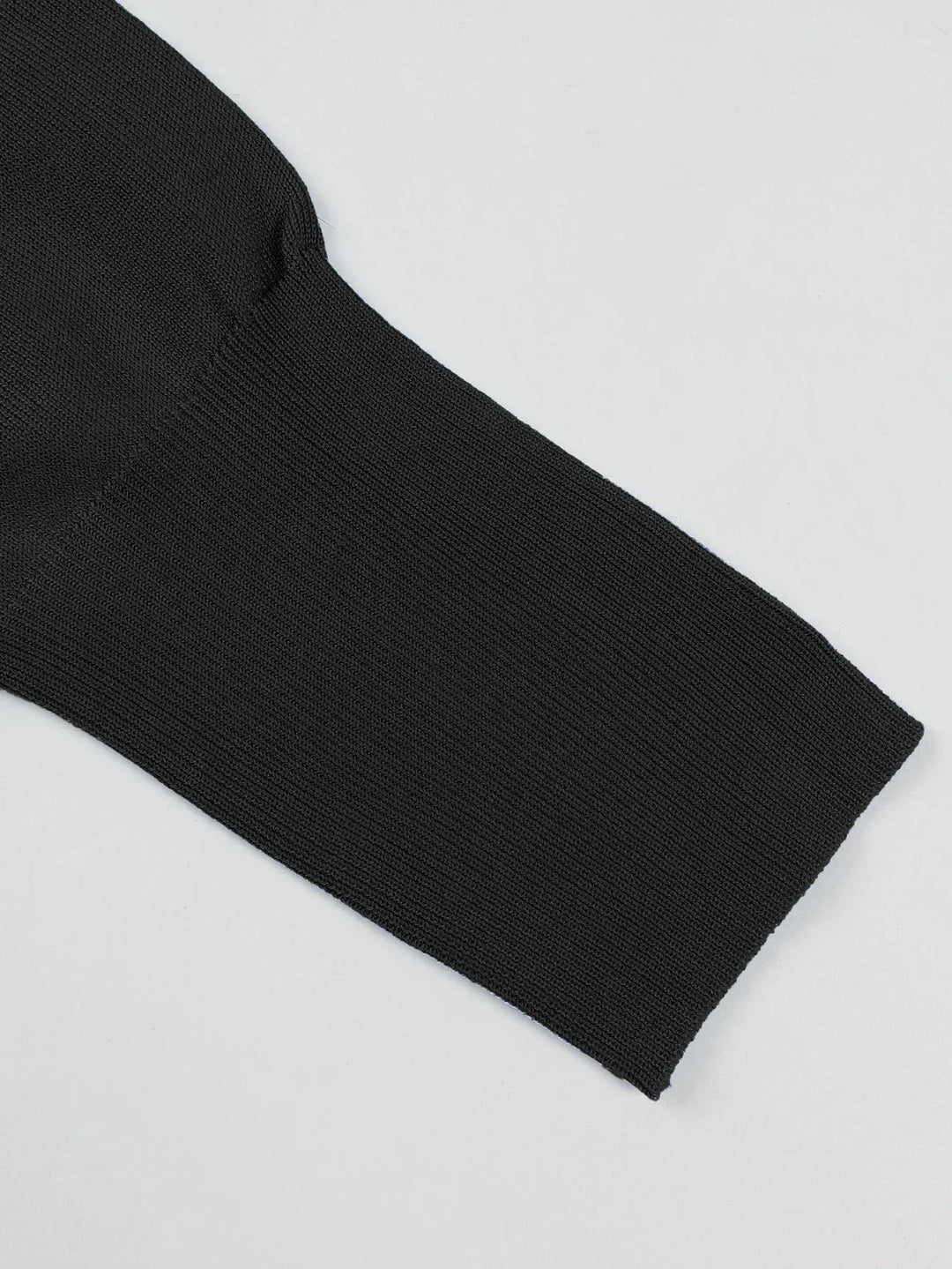 Pull femme en maille de laine à col montant et épaules dénudées, style moderne pour l’automne