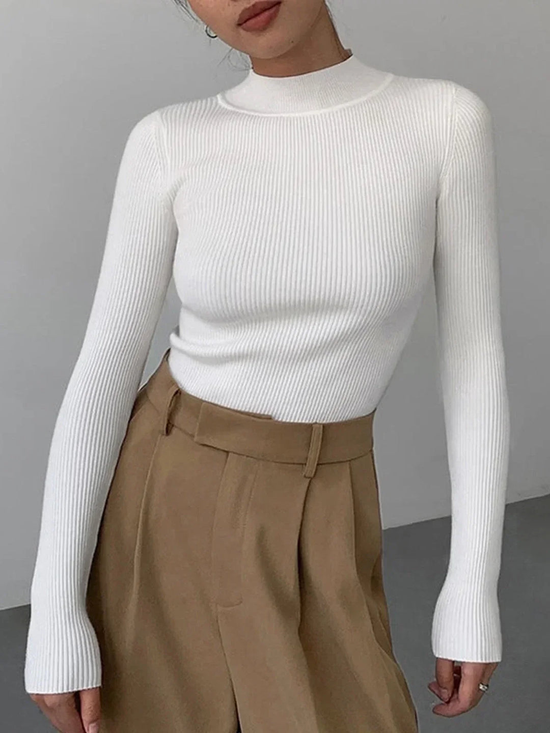 Pull femme en laine côtelée à col montant, coupe élégante et confortable pour l’automne