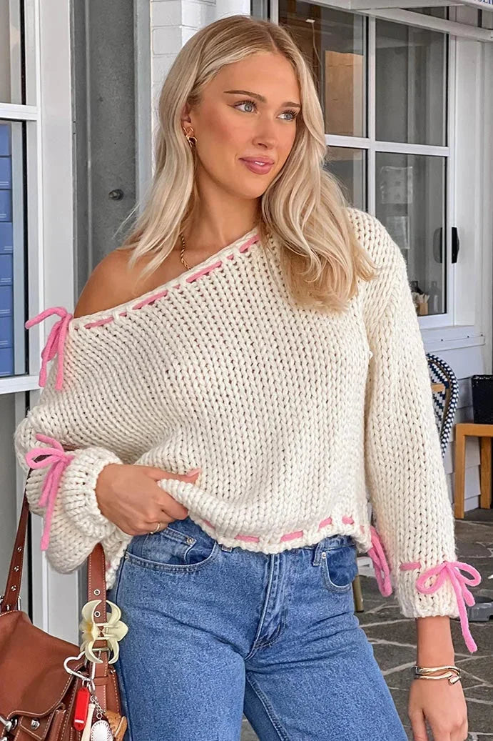 Pull femme en maille à détails lacés et coupe asymétrique, modèle moderne pour l’automne