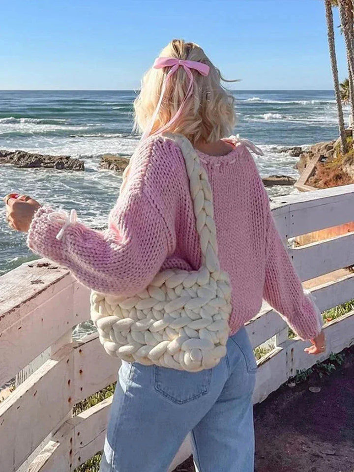 Pull femme en maille à détails lacés et coupe asymétrique, modèle moderne pour l’automne