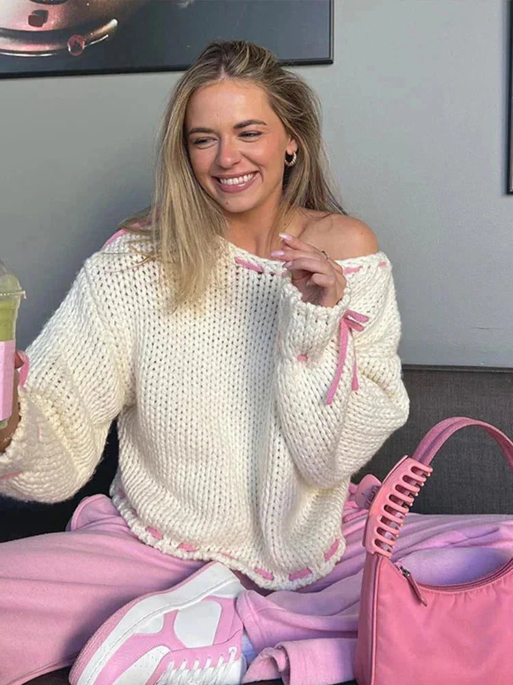 Pull femme en maille à détails lacés et coupe asymétrique, modèle moderne pour l’automne